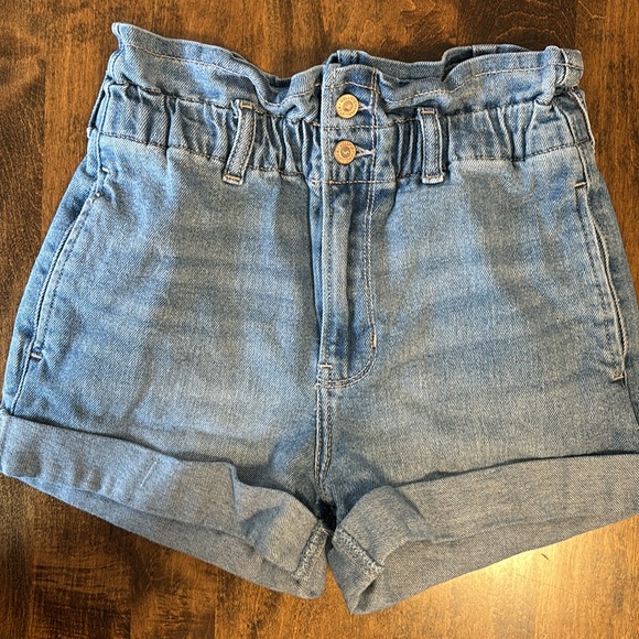 Hollister paper bag mom shorts. - Picture 2 of 6